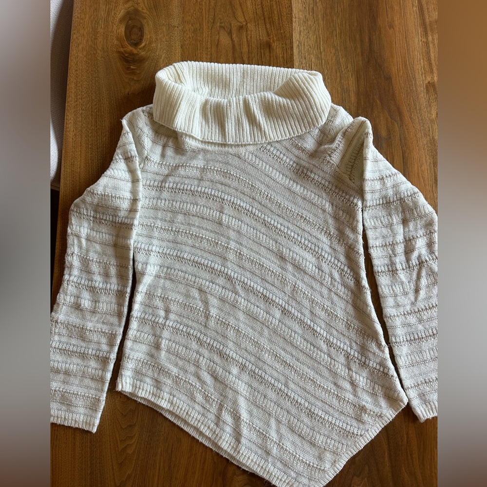 Beautiful cream with a little gold and silver detail comfortable